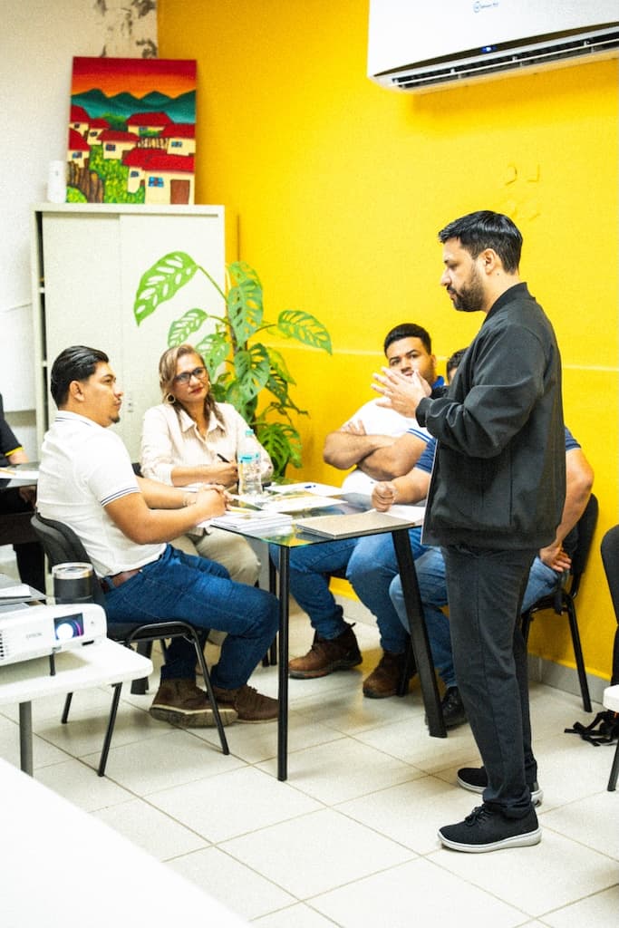Tony de T2B Team compartiendo con un grupo en sesión de taller